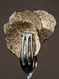Truffle Slices in Tongs Fotografisk tryk af Marc O. Finley Truffle Slices in Tongs Fotografisk tryk af Marc O. Finley