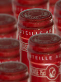 Red Wine Bottle Caps Lámina fotográfica por Steven Morris
