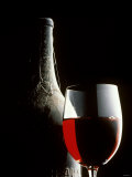 Glass of Red Wine with Aged Bottle, Cobwebs Lámina fotográfica por Bodo A. Schieren Glass of Red Wine with Aged Bottle, Cobwebs Lámina fotográfica por Bodo A. Schieren