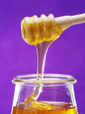 Honey Running from a Honey Dipper into a Jar Fotografisk tryk af Marc O. Finley Honey Running from a Honey Dipper into a Jar Fotografisk tryk af Marc O. Finley