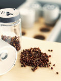 Peppercorns in Jar and in a Heap Fotografisk trykk av Stefan Braun Peppercorns in Jar and in a Heap Fotografisk trykk av Stefan Braun