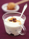 Sultana Surprise (Natural Yoghurt with Honey and Sultanas) Lámina fotográfica Sultana Surprise (Natural Yoghurt with Honey and Sultanas) Lámina fotográfica