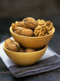 Walnuts in Wooden Bowls Lámina fotográfica por Akiko Ida Walnuts in Wooden Bowls Lámina fotográfica por Akiko Ida