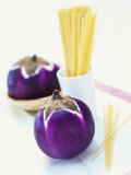 Round Aubergines and Spaghetti Photographie par Peter Medilek