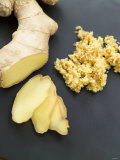 Fresh Ginger Root in Slices and Grated Valokuvavedos tekijänä Winfried Heinze Fresh Ginger Root in Slices and Grated Valokuvavedos tekijänä Winfried Heinze