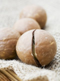 Macadamia Nuts Valokuvavedos tekijänä Frank Tschakert