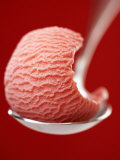 Strawberry Ice Cream on a Spoon Fotografisk tryk af Marc O. Finley Strawberry Ice Cream on a Spoon Fotografisk tryk af Marc O. Finley