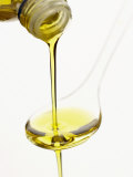 Pouring Olive Oil Over a Spoon Fotografisk tryk af Marc O. Finley Pouring Olive Oil Over a Spoon Fotografisk tryk af Marc O. Finley
