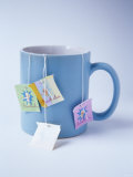 Several Tea Bags in a Mug Lámina fotográfica por Véronique Leplat Several Tea Bags in a Mug Lámina fotográfica por Véronique Leplat