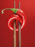 A Chili on Chopsticks Fotografisk tryk af Marc O. Finley A Chili on Chopsticks Fotografisk tryk af Marc O. Finley