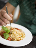 Woman Eating Spaghetti with Tomatoes, Parmesan and Basil Fotografisk tryk Woman Eating Spaghetti with Tomatoes, Parmesan and Basil Fotografisk tryk