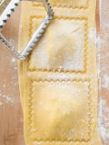 Cutting out Home-Made Ravioli Fotografisk tryk Cutting out Home-Made Ravioli Fotografisk tryk