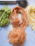 Various Types of Home-Made Pasta with Pastry Wheel Fotografisk tryk Various Types of Home-Made Pasta with Pastry Wheel Fotografisk tryk