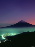 Mt. Fuji and City Lights, Viewed from Mitsu Tohge, Yamanashi, Japan Photographie