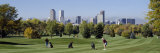 Four People Playing Golf with Buildings in the Background, Denver, Colorado, USA Lámina fotográfica por Panoramic Images Four People Playing Golf with Buildings in the Background, Denver, Colorado, USA Lámina fotográfica por Panoramic Images