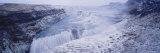 Water Flowing Through Snow Covered Mountains, Gullfoss Falls, Vesturland, Iceland Lámina fotográfica por Panoramic Images Water Flowing Through Snow Covered Mountains, Gullfoss Falls, Vesturland, Iceland Lámina fotográfica por Panoramic Images