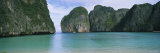 Rock Formations in the Ocean, Mahya Beach, Ko Phi Phi Lee, Phi Phi Islands, Thailand Lámina fotográfica por Panoramic Images Rock Formations in the Ocean, Mahya Beach, Ko Phi Phi Lee, Phi Phi Islands, Thailand Lámina fotográfica por Panoramic Images