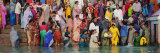 Hindu Pilgrims Bathing and Worshipping in a River, Ganges River, Varanasi, India Lámina fotográfica por Panoramic Images Hindu Pilgrims Bathing and Worshipping in a River, Ganges River, Varanasi, India Lámina fotográfica por Panoramic Images