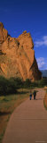 Two People Walking Along a Path, Garden of the Gods, Colorado Springs, Colorado, USA Lámina fotográfica por Panoramic Images
