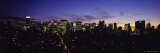 Skyscrapers in Manhattan Lit Up at Night, New York City, New York, USA Lámina fotográfica por Panoramic Images Skyscrapers in Manhattan Lit Up at Night, New York City, New York, USA Lámina fotográfica por Panoramic Images
