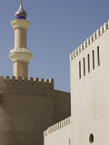 Minaret of Nizwa Mosque, Nizwa, Western Hajar Mountains, Oman Lámina fotográfica por Walter Bibikow Minaret of Nizwa Mosque, Nizwa, Western Hajar Mountains, Oman Lámina fotográfica por Walter Bibikow