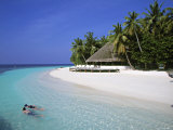 Tropical Beach at Maldives Photographie par Jon Arnold