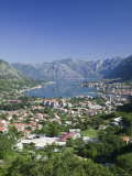 Southern Europes Deepest Fjord Town View, Bay of Kotor, Kotor, Montenegro Lámina fotográfica por Walter Bibikow Southern Europes Deepest Fjord Town View, Bay of Kotor, Kotor, Montenegro Lámina fotográfica por Walter Bibikow
