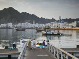 Oman, Muscat, Mutrah, Morning at the Mutrah Fish Market Lámina fotográfica por Walter Bibikow Oman, Muscat, Mutrah, Morning at the Mutrah Fish Market Lámina fotográfica por Walter Bibikow