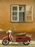 Red Moped, Sighisoara, Transylvania, Romania Photographie par Russell Young