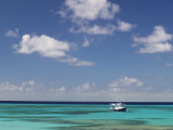 Turquoise Water and Dive Boat, Cockburn Town, Grand Turk Island, Turks and Caicos Lámina fotográfica por Walter Bibikow