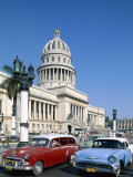 Vintage Cars and Capitol Building, Havana, Cuba Fotografie-Druck von Steve Vidler