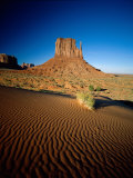 Monument Valley and Sand Dunes, Arizona, USA Photographie par Steve Vidler