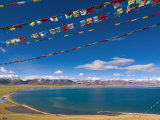 Prayer Flags at Nam Tso Lake, Central Tibet Fotografie-Druck von Michele Falzone