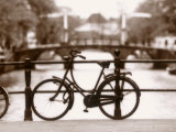 Jon Arnold - Bike on Bridge and Canal, Amsterdam, Holland Fotografická reprodukce Jon Arnold - Bike on Bridge and Canal, Amsterdam, Holland Fotografická reprodukce