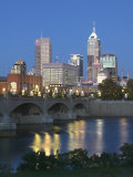 City Skyline and White River, Indianapolis, Indiana, USA Photographie par Walter Bibikow