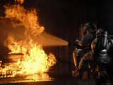 Firefighters Extinguishing a Simulated Battery Fire Fotografie-Druck von Stocktrek Images 