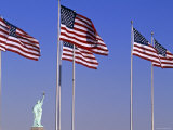 Statue of Liberty and Us Flags, New York City, USA Lámina fotográfica por Walter Bibikow Statue of Liberty and Us Flags, New York City, USA Lámina fotográfica por Walter Bibikow