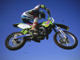 Jumping with Dirt Bike in Midair Fotografisk tryk Jumping with Dirt Bike in Midair Fotografisk tryk