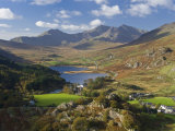 View to Llynnau Mymbyr and Mt Snowdon, North Wales Photographie par Peter Adams