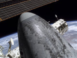 Space Shuttle Discovery Docked to the International Space Station Lámina fotográfica por Stocktrek Images