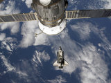 Space Shuttle Endeavour Backdropped by a Blue and White Earth Lámina fotográfica por Stocktrek Images Space Shuttle Endeavour Backdropped by a Blue and White Earth Lámina fotográfica por Stocktrek Images