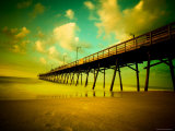 Deserted Pier under Turquoise Sky Lámina fotográfica por Jan Lakey Deserted Pier under Turquoise Sky Lámina fotográfica por Jan Lakey