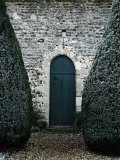 Stone Entry and Wood Door Flanked by Manicured Bushes Photographie par Tim Kahane
