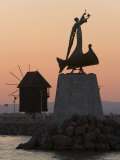 Sculpture on a Rock in the Harbour, Nesebar, Black Sea Coast, Bulgaria Lámina fotográfica por Gavin Hellier Sculpture on a Rock in the Harbour, Nesebar, Black Sea Coast, Bulgaria Lámina fotográfica por Gavin Hellier