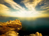 Sunlight Reflecting off Blue Waters off Cliffside Lámina fotográfica por Jan Lakey Sunlight Reflecting off Blue Waters off Cliffside Lámina fotográfica por Jan Lakey