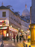 Rue Norvins and Sacre Coeur, Montmartre, Paris, France Fotografisk trykk av Walter Bibikow Rue Norvins and Sacre Coeur, Montmartre, Paris, France Fotografisk trykk av Walter Bibikow
