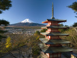 Mount Fuji and Temple, Fuji-Hakone-Izu National Park, Japan Photographie par Gavin Hellier