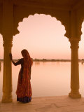 Woman Wearing Sari, Jaisalmer, Rajasthan, India Fotografisk tryk af Doug Pearson Woman Wearing Sari, Jaisalmer, Rajasthan, India Fotografisk tryk af Doug Pearson