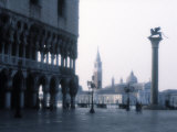 Skt. Markus plads, Venedig, Italien Fotografisk tryk af Jon Arnold