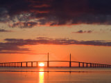 Sun Rises Behind the Sunshine Skyway Bridge, Pinellas County, Florida Impressão fotográfica por Jerry & Marcy Monkman Sun Rises Behind the Sunshine Skyway Bridge, Pinellas County, Florida Impressão fotográfica por Jerry & Marcy Monkman